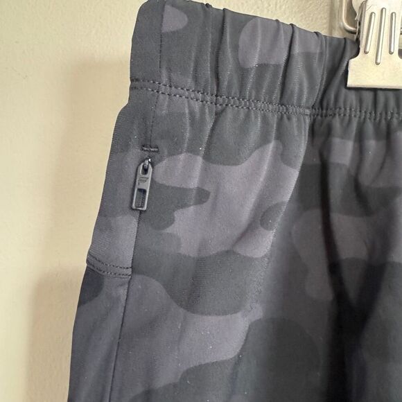 Fabletics NWT camo black The 7” One Short size XXL - Picture 5 of 8